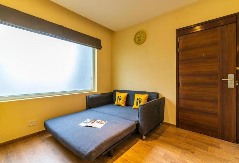 디럭스 룸 킹사이즈 침대, The Hosteller Bangalore, Brigade Road