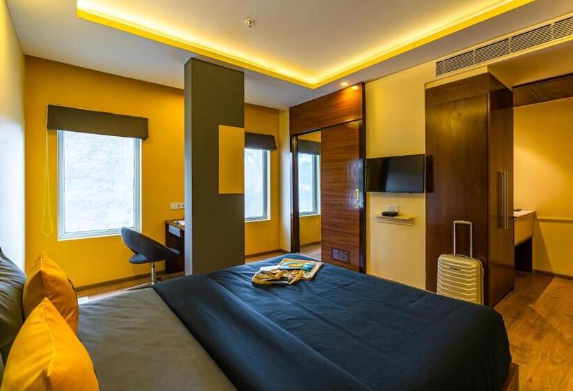 디럭스 룸 킹사이즈 침대, The Hosteller Bangalore, Brigade Road