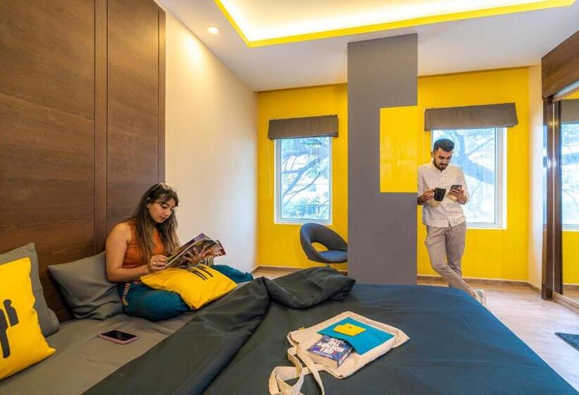 디럭스 룸 킹사이즈 침대, The Hosteller Bangalore, Brigade Road