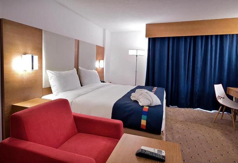 اتاق استاندارد با چشم‌انداز استخر, Park Inn By Radisson Abeokuta