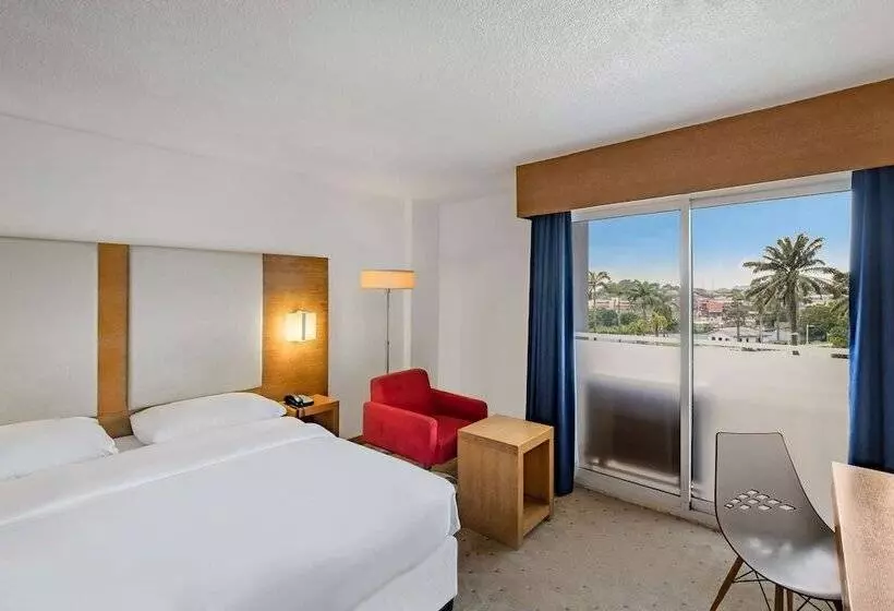 اتاق استاندارد با چشم‌انداز استخر, Park Inn By Radisson Abeokuta
