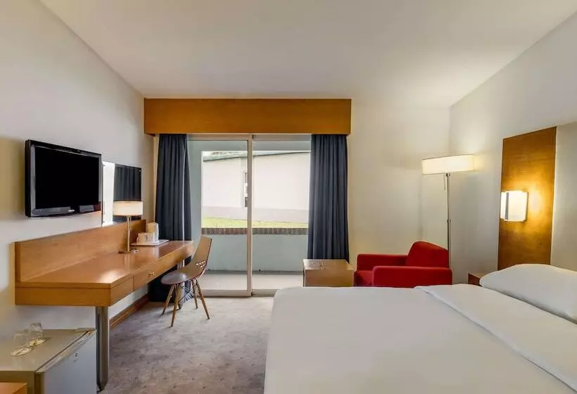اتاق استاندارد با چشم‌انداز استخر, Park Inn By Radisson Abeokuta