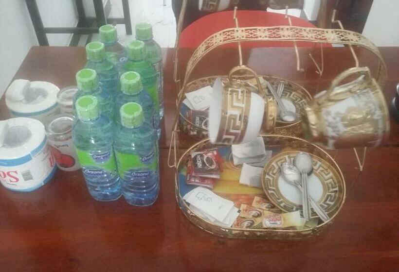 חדר משפחתי, Peacock Reach