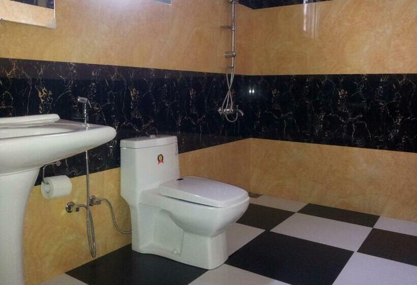 חדר משפחתי, Peacock Reach