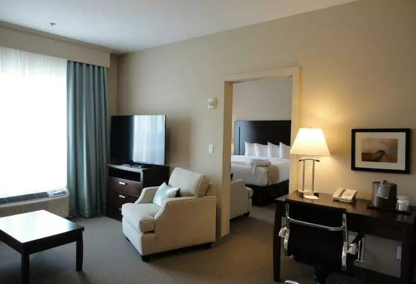 キングサイズベッドのスイートルーム, Ramada By Wyndham Emerald Park/regina East