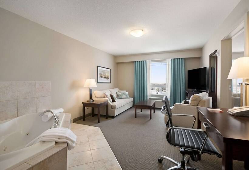 Люкс, Ramada By Wyndham Emerald Park/regina East