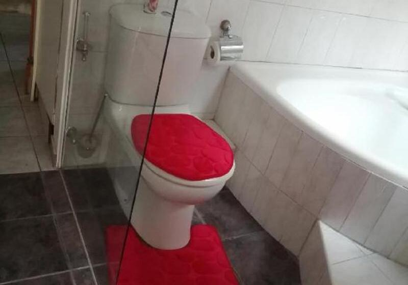 מיטת קינג בסוויטה, Ramada By Wyndham Emerald Park/regina East