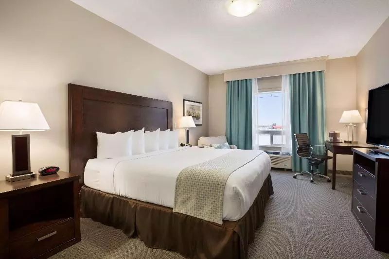 キングサイズベッドのスタンダードルーム, Ramada By Wyndham Emerald Park/regina East