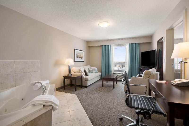 스위트 킹사이즈 침대, Ramada By Wyndham Emerald Park/regina East