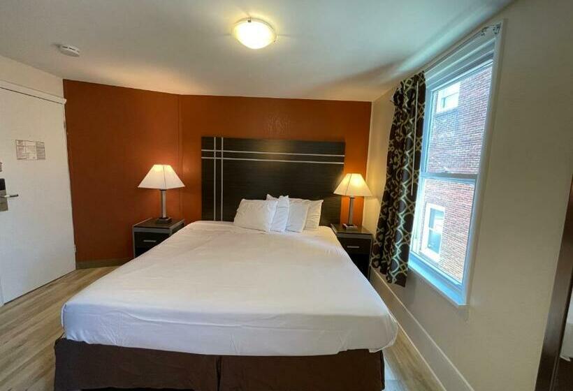 带大床的标准间, Wildwood Inn, A Travelodge By Wyndham