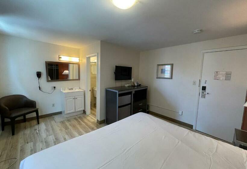 带大床的标准间, Wildwood Inn, A Travelodge By Wyndham