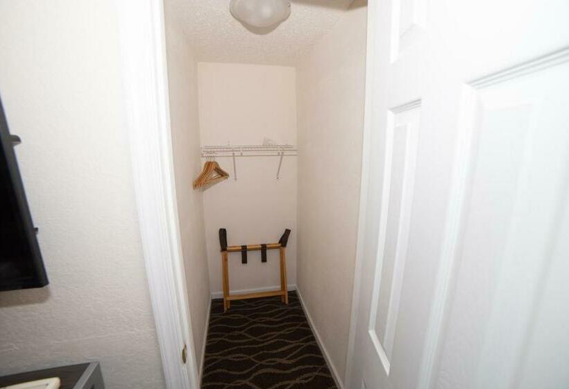 带大床的标准间, Wildwood Inn, A Travelodge By Wyndham