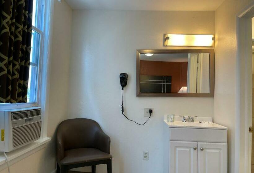 带大床的标准间, Wildwood Inn, A Travelodge By Wyndham