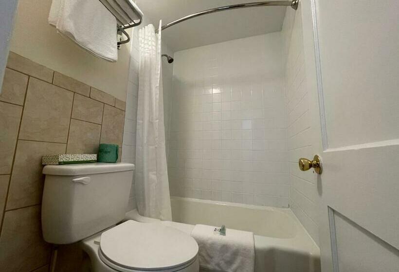 带大床的标准间, Wildwood Inn, A Travelodge By Wyndham