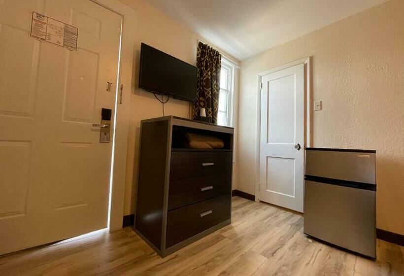 带大床的标准间, Wildwood Inn, A Travelodge By Wyndham