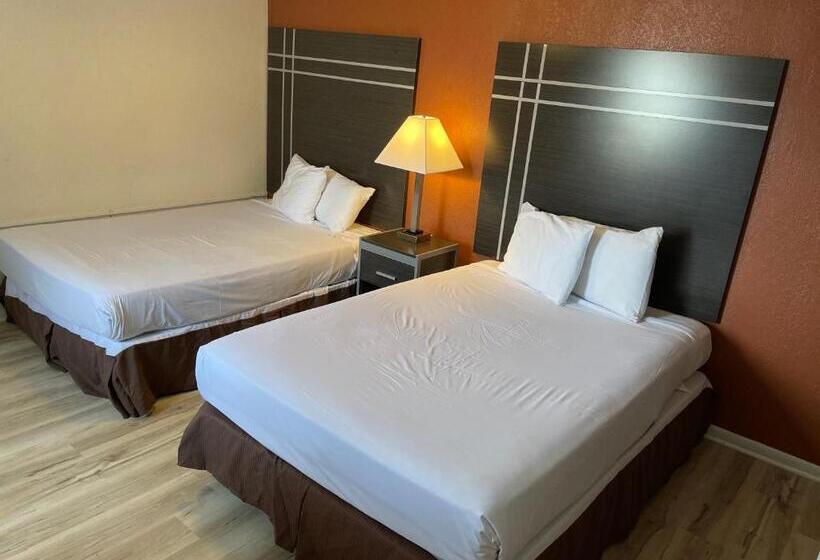 带2个双人床的标准工作室, Wildwood Inn, A Travelodge By Wyndham