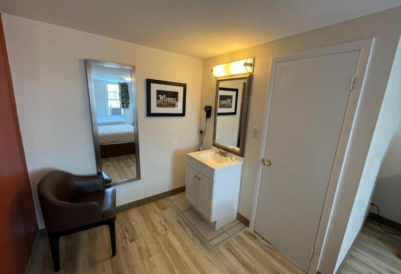 带2个双人床的标准工作室, Wildwood Inn, A Travelodge By Wyndham