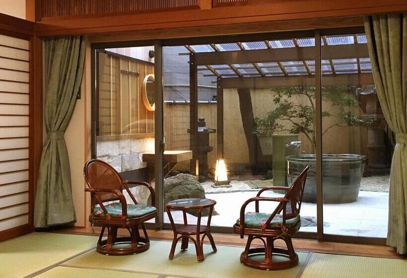 חדר משפחתי, Yuraku