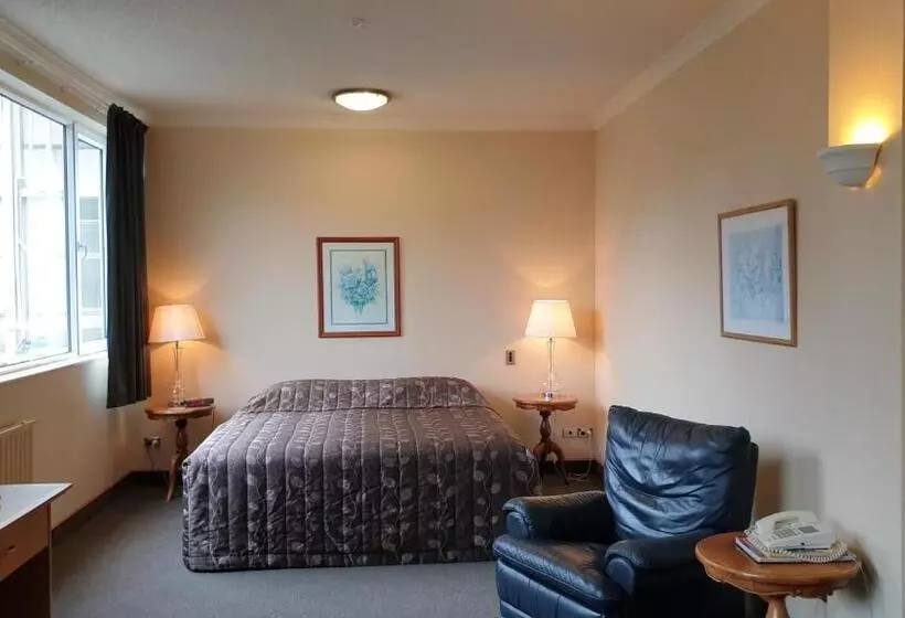 استودیو اجرایی, 97 Motel Moray