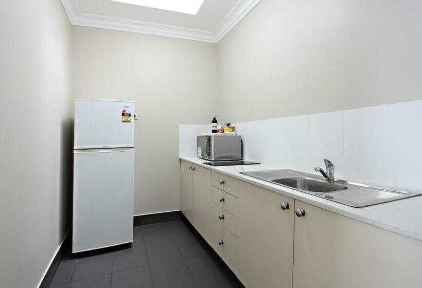 חדר משפחתי, Coopers Colonial Motel