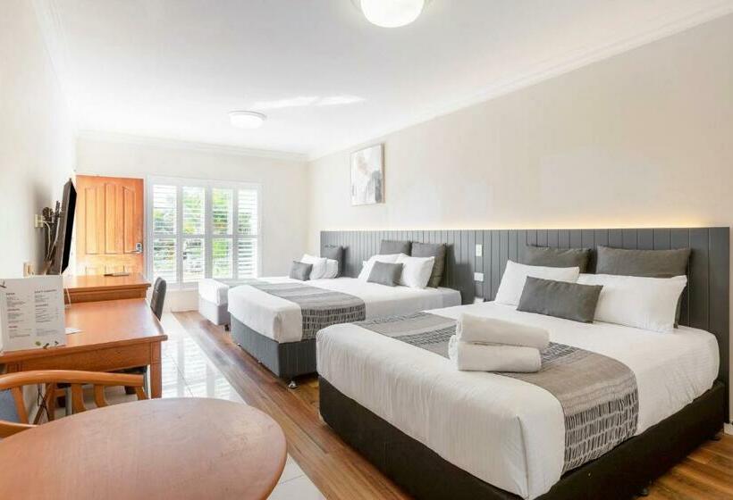 חדר משפחתי, Coopers Colonial Motel