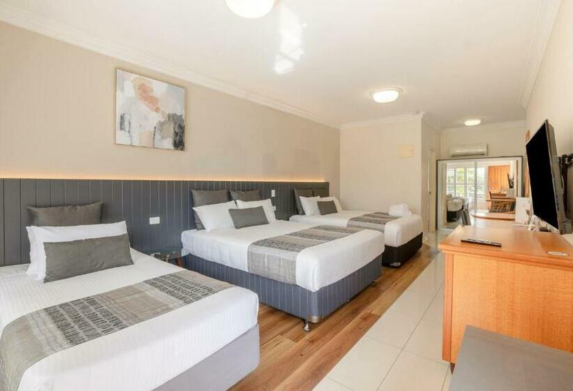 חדר משפחתי, Coopers Colonial Motel