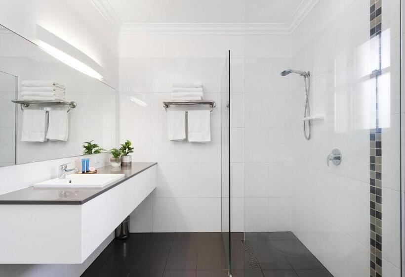 חדר משפחתי, Coopers Colonial Motel