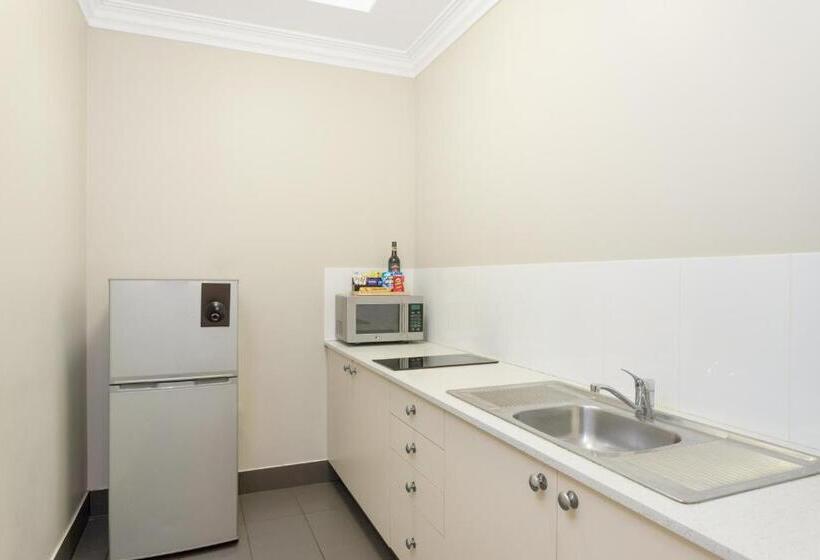 חדר משפחתי, Coopers Colonial Motel