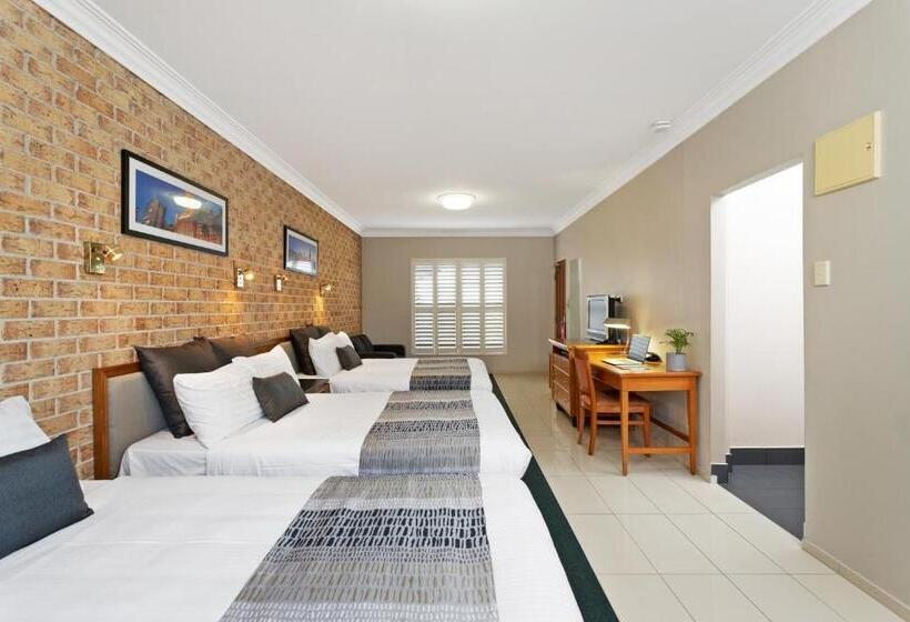 חדר משפחתי, Coopers Colonial Motel