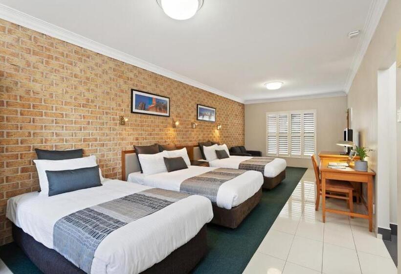 חדר משפחתי, Coopers Colonial Motel