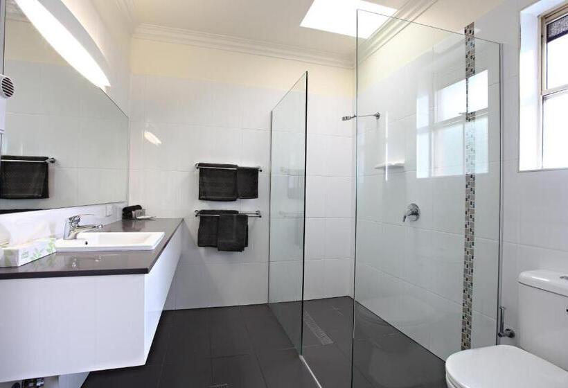 חדר משפחתי, Coopers Colonial Motel