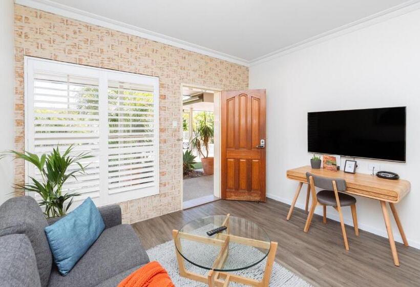 סטודיו דלוקס, Coopers Colonial Motel