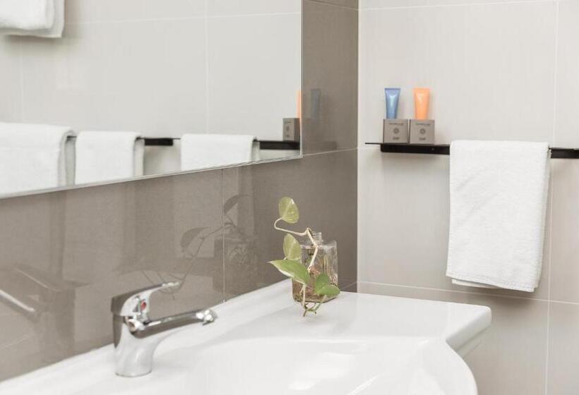 סטודיו דלוקס, Coopers Colonial Motel