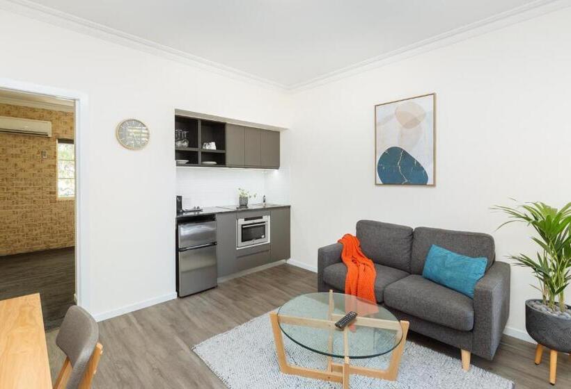 סטודיו דלוקס, Coopers Colonial Motel