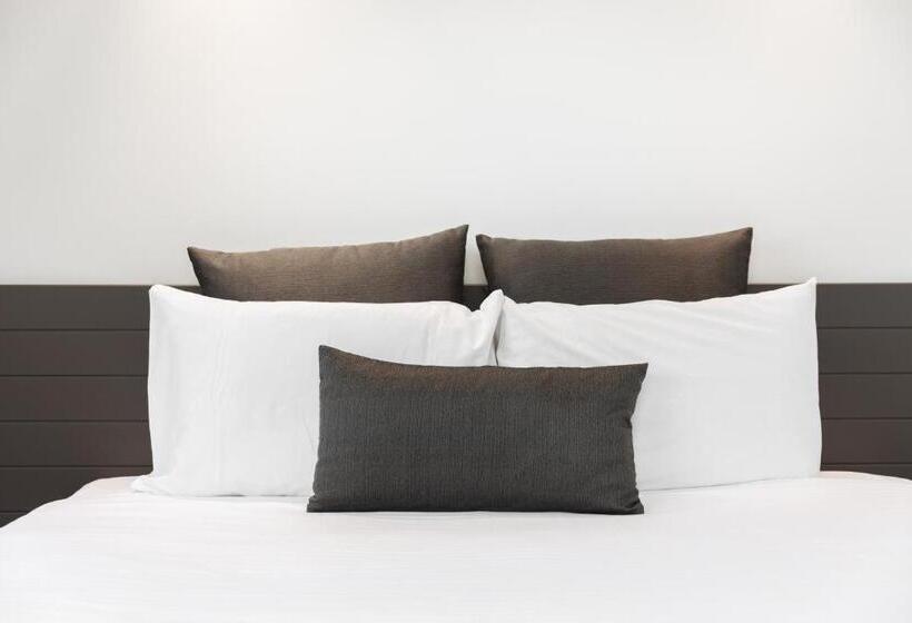 סטודיו דלוקס, Coopers Colonial Motel