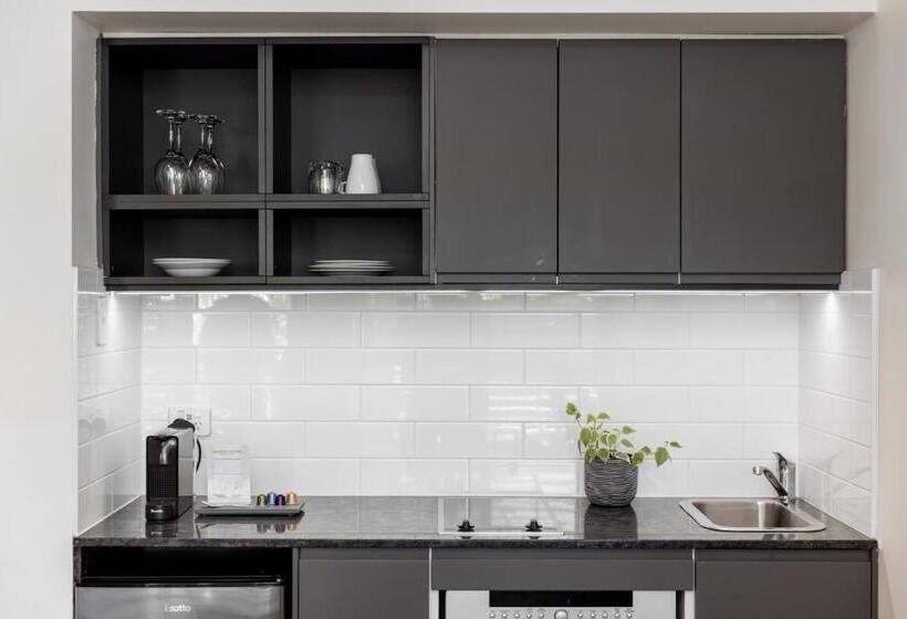 סטודיו דלוקס, Coopers Colonial Motel