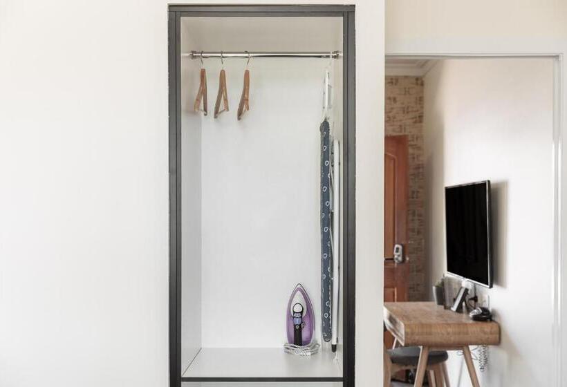 סטודיו דלוקס, Coopers Colonial Motel