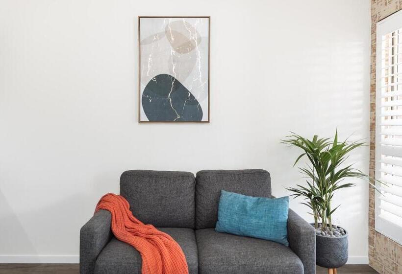 סטודיו דלוקס, Coopers Colonial Motel