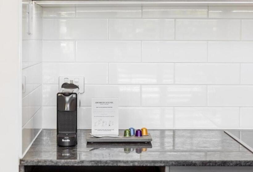 דירת שני חדרים, Coopers Colonial Motel