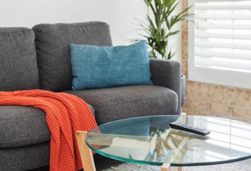 סטודיו דלוקס, Coopers Colonial Motel