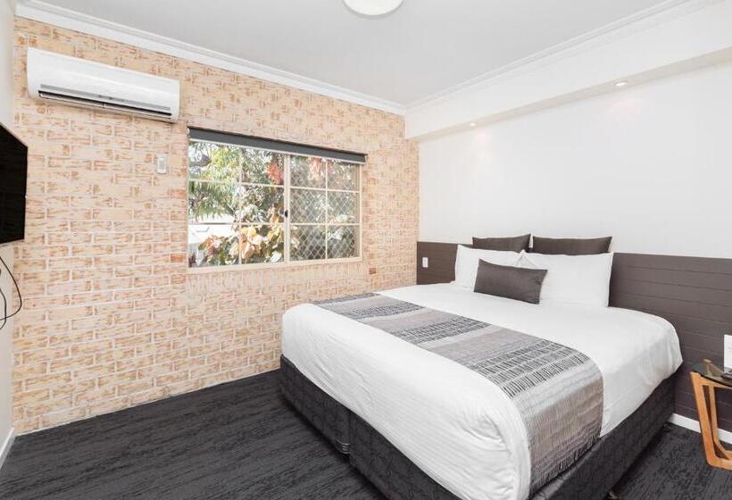 סטודיו דלוקס, Coopers Colonial Motel