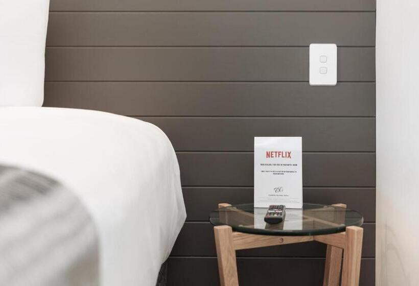 סטודיו דלוקס, Coopers Colonial Motel