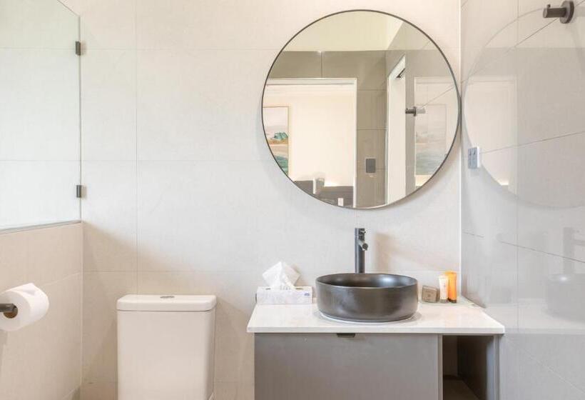 דירת שני חדרים, Coopers Colonial Motel