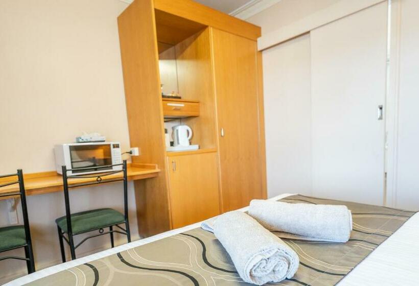 חדר סטנדרט, Halfway Motel