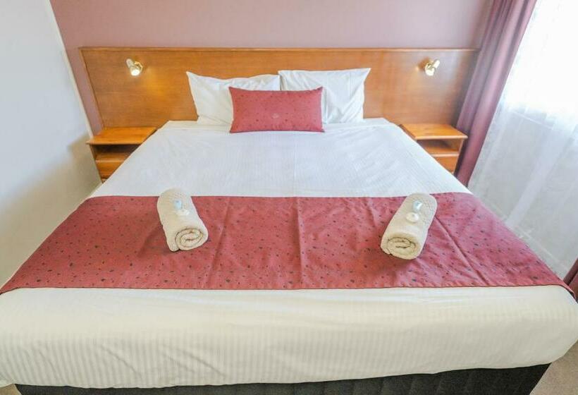 חדר סטנדרט, Halfway Motel