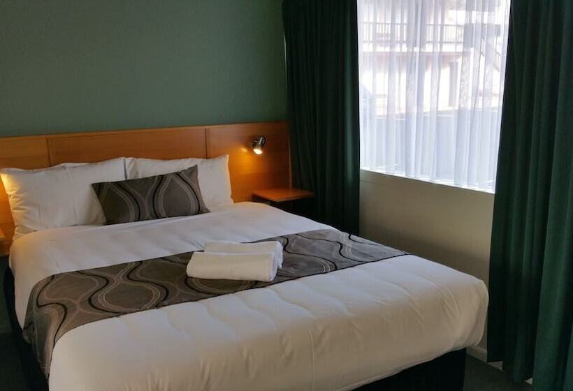 חדר משפחתי, Halfway Motel