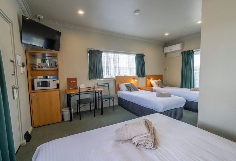 חדר משפחתי, Halfway Motel