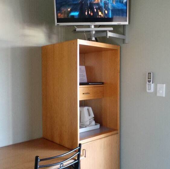 חדר משפחתי, Halfway Motel