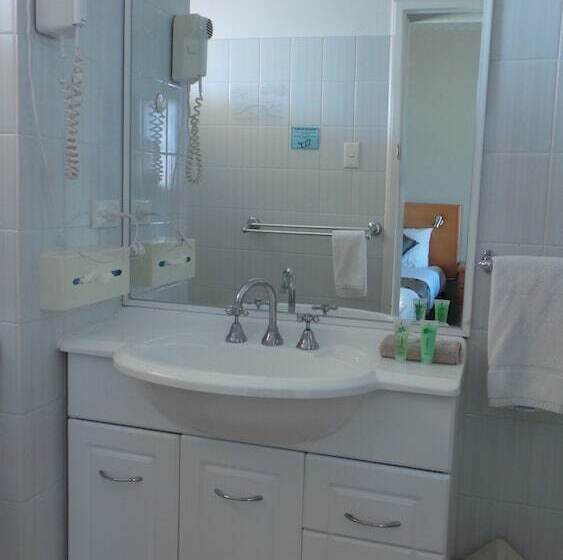 חדר משפחתי, Halfway Motel