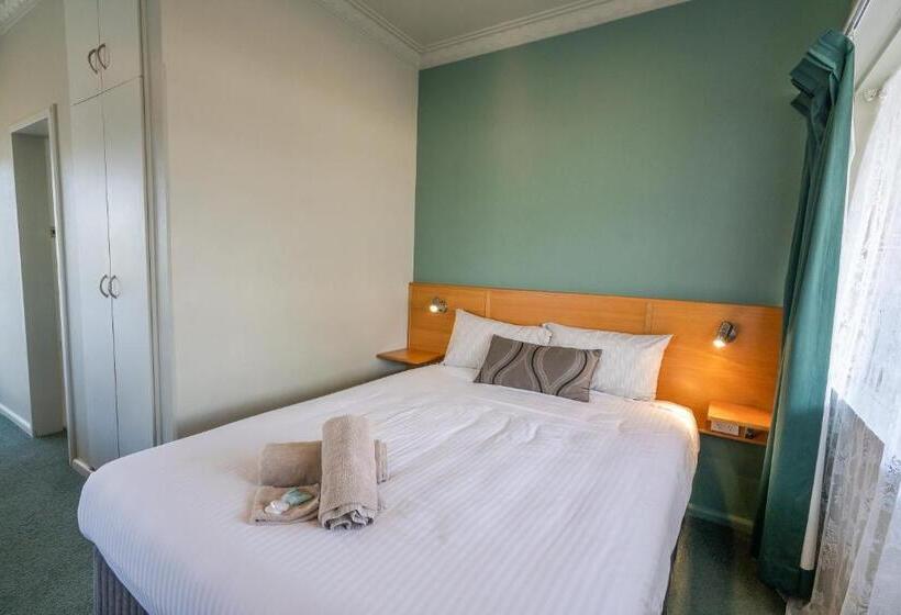 חדר משפחתי, Halfway Motel